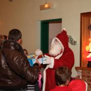 La remise des cadeaux aux enfants